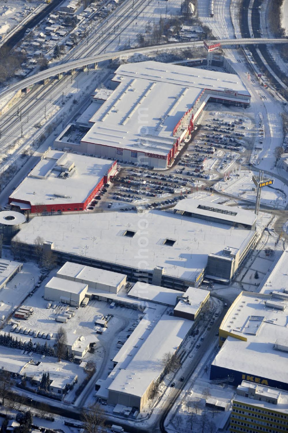 Aerial photograph Berlin - Winterlich verschneiter IKEA-Neubau Berlin Spandau View of the IKEA store area in Berlin Spandau.