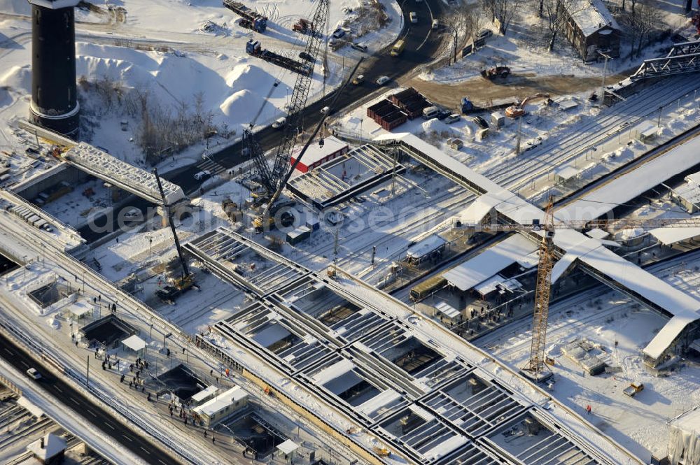 Berlin from above - Winterlich verschneiter Blick auf den Um- und Neubau des Berliner S-Bahnhof Ostkreuz der Deutschen Bahn. Teile der Neubauten führt die EUROVIA Beton GmbH aus. Weiterhin beteiligt ist das Unternehmen VEPRO Verkehrsbauprojekt GmbH. Upgrading and construction of the Berlin S-Bahn station Ostkreuz.