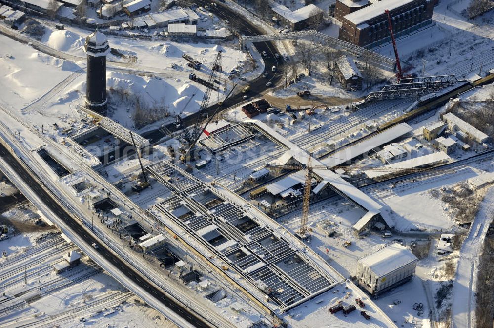 Aerial image Berlin - Winterlich verschneiter Blick auf den Um- und Neubau des Berliner S-Bahnhof Ostkreuz der Deutschen Bahn. Teile der Neubauten führt die EUROVIA Beton GmbH aus. Weiterhin beteiligt ist das Unternehmen VEPRO Verkehrsbauprojekt GmbH. Upgrading and construction of the Berlin S-Bahn station Ostkreuz.