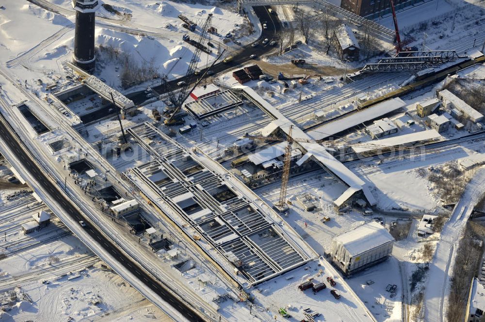 Aerial photograph Berlin - Winterlich verschneiter Blick auf den Um- und Neubau des Berliner S-Bahnhof Ostkreuz der Deutschen Bahn. Teile der Neubauten führt die EUROVIA Beton GmbH aus. Weiterhin beteiligt ist das Unternehmen VEPRO Verkehrsbauprojekt GmbH. Upgrading and construction of the Berlin S-Bahn station Ostkreuz.