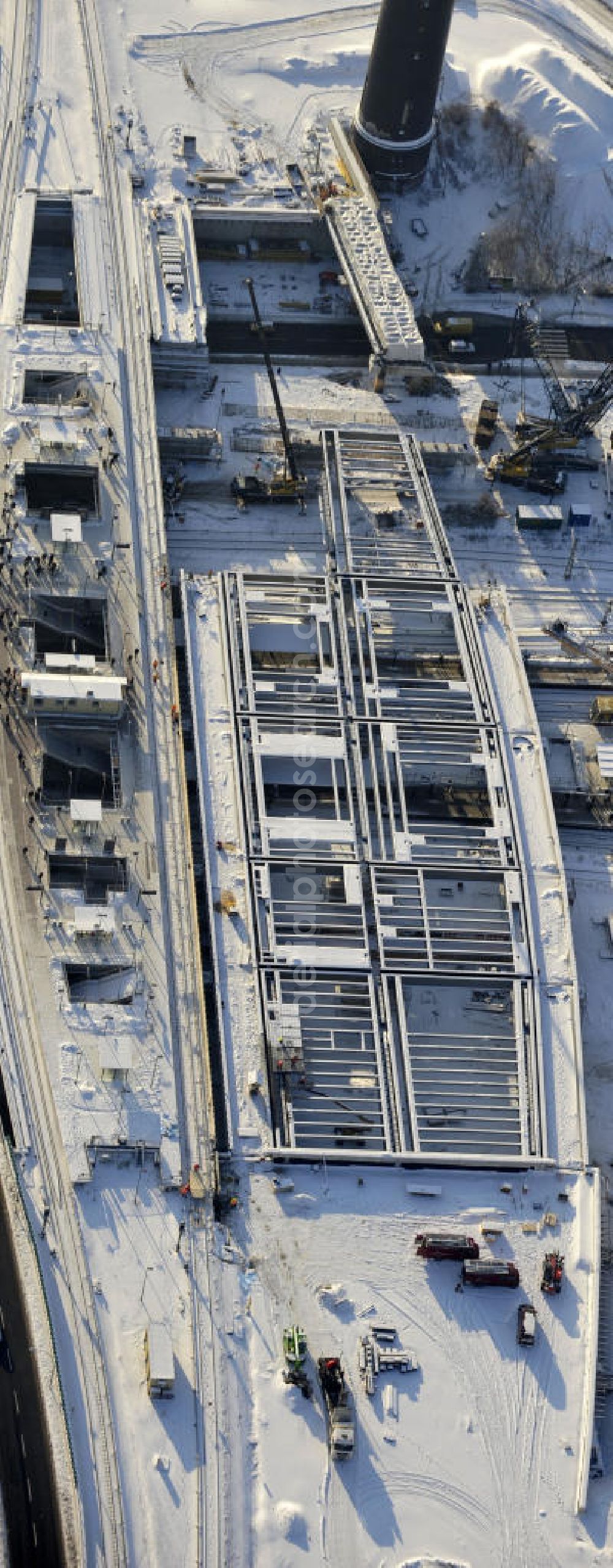 Berlin from above - Winterlich verschneiter Blick auf den Um- und Neubau des Berliner S-Bahnhof Ostkreuz der Deutschen Bahn. Teile der Neubauten führt die EUROVIA Beton GmbH aus. Weiterhin beteiligt ist das Unternehmen VEPRO Verkehrsbauprojekt GmbH. Upgrading and construction of the Berlin S-Bahn station Ostkreuz.