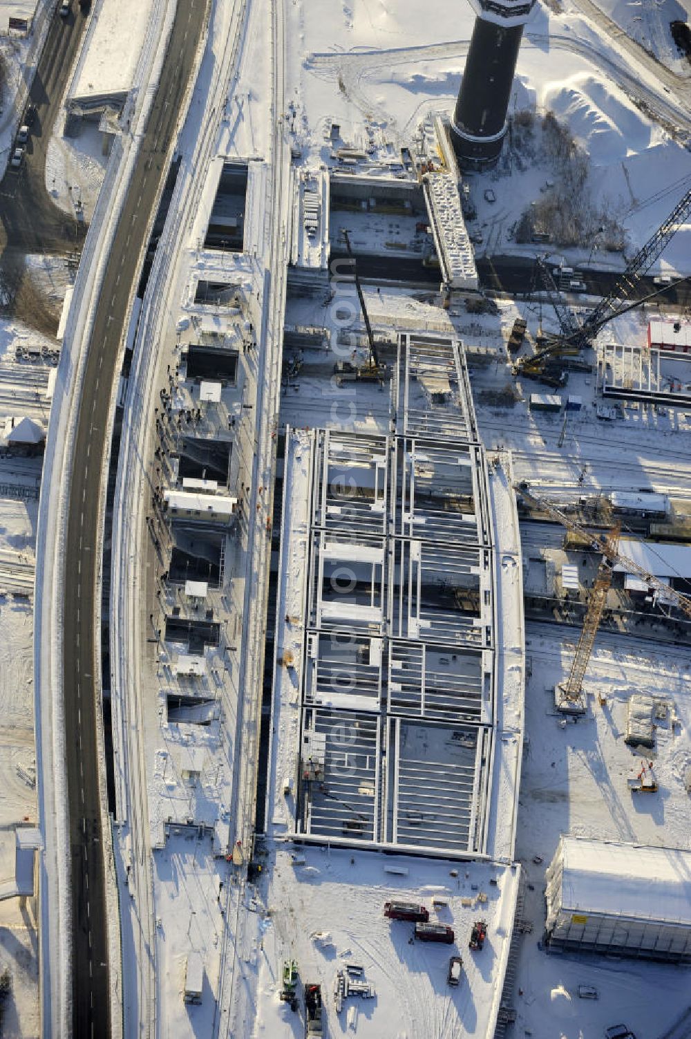 Aerial image Berlin - Winterlich verschneiter Blick auf den Um- und Neubau des Berliner S-Bahnhof Ostkreuz der Deutschen Bahn. Teile der Neubauten führt die EUROVIA Beton GmbH aus. Weiterhin beteiligt ist das Unternehmen VEPRO Verkehrsbauprojekt GmbH. Upgrading and construction of the Berlin S-Bahn station Ostkreuz.