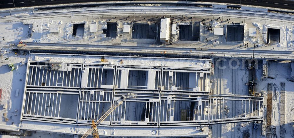 Berlin from above - Winterlich verschneiter Blick auf den Um- und Neubau des Berliner S-Bahnhof Ostkreuz der Deutschen Bahn. Teile der Neubauten führt die EUROVIA Beton GmbH aus. Weiterhin beteiligt ist das Unternehmen VEPRO Verkehrsbauprojekt GmbH. Upgrading and construction of the Berlin S-Bahn station Ostkreuz.