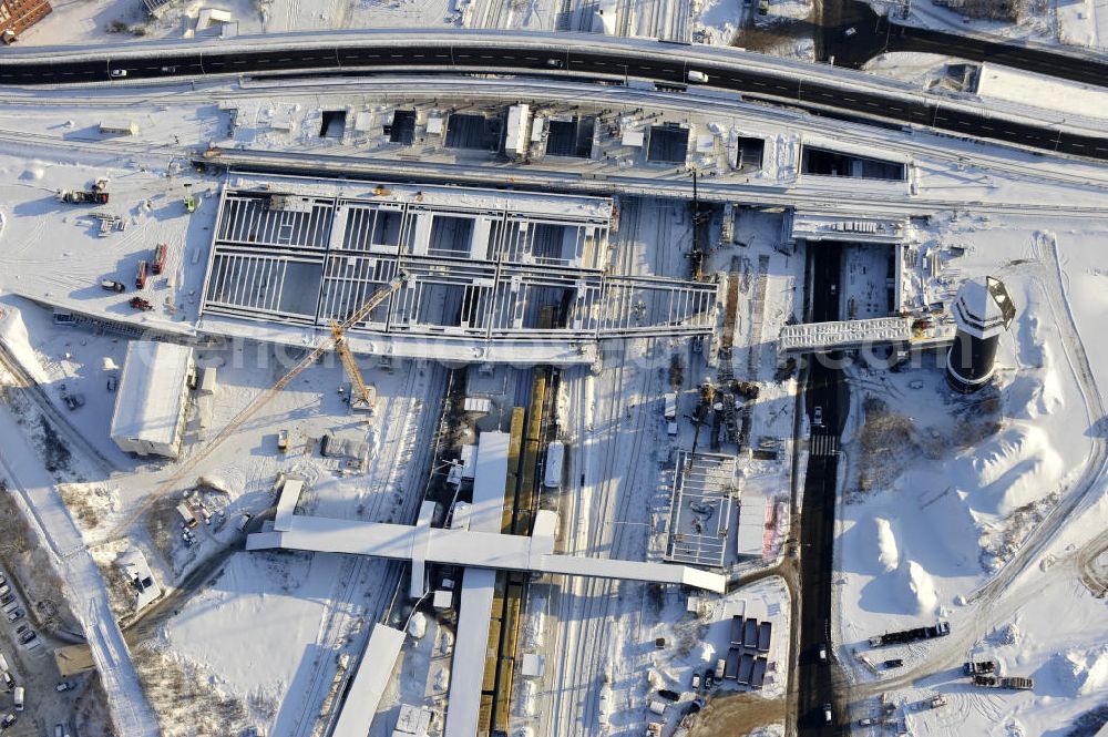 Aerial image Berlin - Winterlich verschneiter Blick auf den Um- und Neubau des Berliner S-Bahnhof Ostkreuz der Deutschen Bahn. Teile der Neubauten führt die EUROVIA Beton GmbH aus. Weiterhin beteiligt ist das Unternehmen VEPRO Verkehrsbauprojekt GmbH. Upgrading and construction of the Berlin S-Bahn station Ostkreuz.