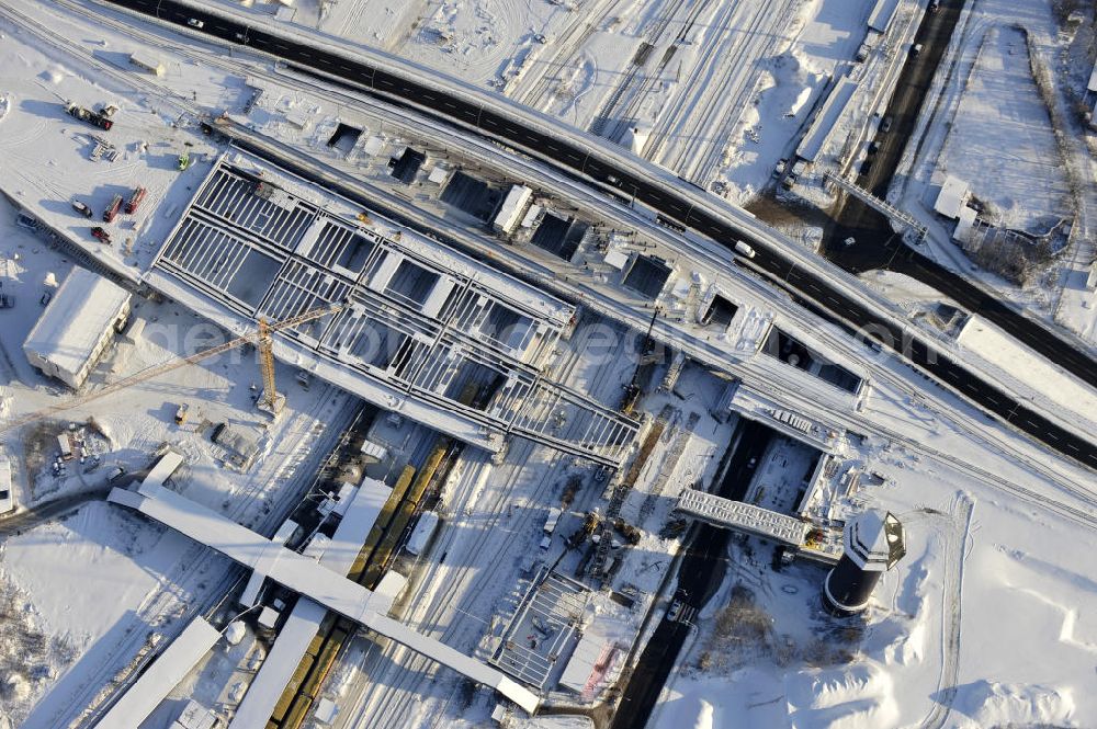 Aerial photograph Berlin - Winterlich verschneiter Blick auf den Um- und Neubau des Berliner S-Bahnhof Ostkreuz der Deutschen Bahn. Teile der Neubauten führt die EUROVIA Beton GmbH aus. Weiterhin beteiligt ist das Unternehmen VEPRO Verkehrsbauprojekt GmbH. Upgrading and construction of the Berlin S-Bahn station Ostkreuz.