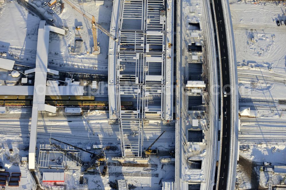 Aerial photograph Berlin - Winterlich verschneiter Blick auf den Um- und Neubau des Berliner S-Bahnhof Ostkreuz der Deutschen Bahn. Teile der Neubauten führt die EUROVIA Beton GmbH aus. Weiterhin beteiligt ist das Unternehmen VEPRO Verkehrsbauprojekt GmbH. Upgrading and construction of the Berlin S-Bahn station Ostkreuz.