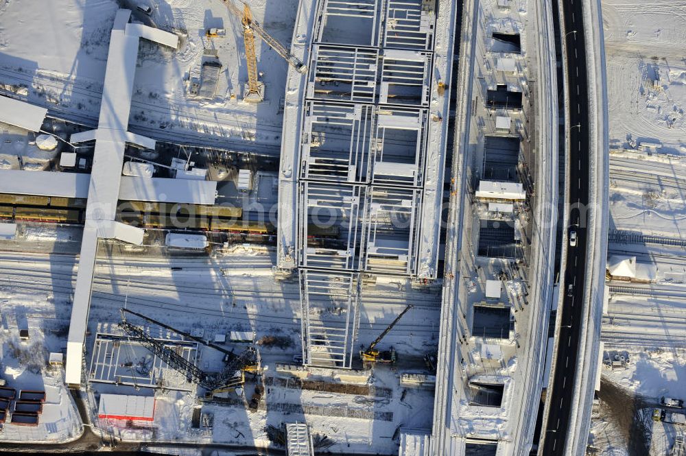 Berlin from above - Winterlich verschneiter Blick auf den Um- und Neubau des Berliner S-Bahnhof Ostkreuz der Deutschen Bahn. Teile der Neubauten führt die EUROVIA Beton GmbH aus. Weiterhin beteiligt ist das Unternehmen VEPRO Verkehrsbauprojekt GmbH. Upgrading and construction of the Berlin S-Bahn station Ostkreuz.