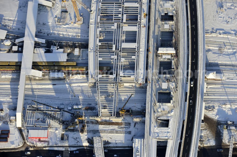 Aerial image Berlin - Winterlich verschneiter Blick auf den Um- und Neubau des Berliner S-Bahnhof Ostkreuz der Deutschen Bahn. Teile der Neubauten führt die EUROVIA Beton GmbH aus. Weiterhin beteiligt ist das Unternehmen VEPRO Verkehrsbauprojekt GmbH. Upgrading and construction of the Berlin S-Bahn station Ostkreuz.