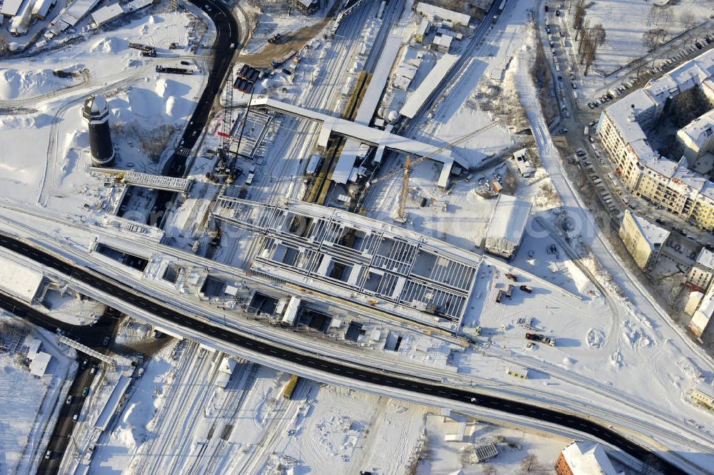 Aerial photograph Berlin - Winterlich verschneiter Blick auf den Um- und Neubau des Berliner S-Bahnhof Ostkreuz der Deutschen Bahn. Teile der Neubauten führt die EUROVIA Beton GmbH aus. Weiterhin beteiligt ist das Unternehmen VEPRO Verkehrsbauprojekt GmbH. Upgrading and construction of the Berlin S-Bahn station Ostkreuz.