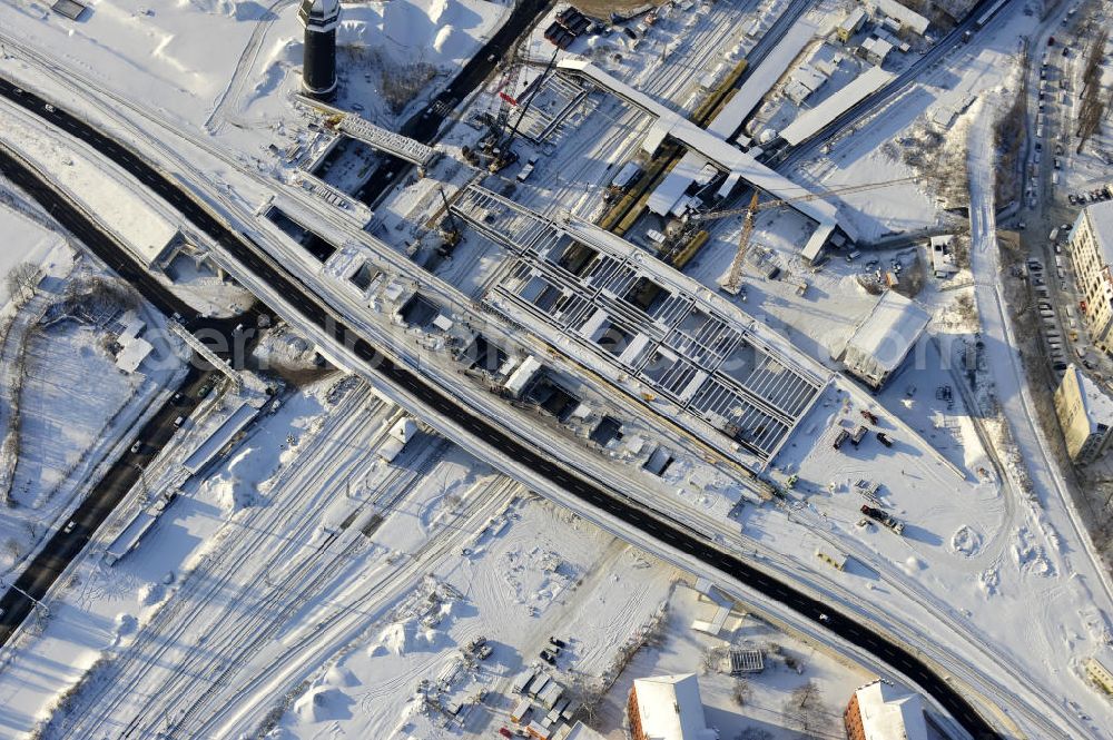 Berlin from above - Winterlich verschneiter Blick auf den Um- und Neubau des Berliner S-Bahnhof Ostkreuz der Deutschen Bahn. Teile der Neubauten führt die EUROVIA Beton GmbH aus. Weiterhin beteiligt ist das Unternehmen VEPRO Verkehrsbauprojekt GmbH. Upgrading and construction of the Berlin S-Bahn station Ostkreuz.