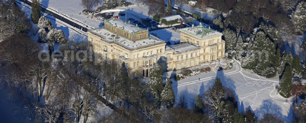 Aerial photograph Essen - Bredeney - Winterlich verschneiter Park der Villa Hügel. Die Villa Hügel im Essener Stadtteil Bredeney gelegen. Das Anwesen wurde 1873 von Alfred Krupp errichtet und ist das ehemalige Wohn- und Repräsentationshaus der Industriellenfamilie Krupp. Die Villa hat 269 Räume, 8100 m² Wohn- und Nutzfläche und liegt in einem 28 Hektar großen Park an prominenter Stelle über dem Ruhrtal und dem Baldeneysee. Snow-covered park areal of Villa Hügel in Essen.