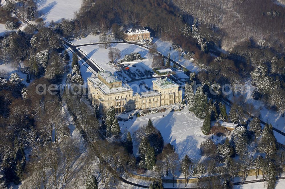 Essen - Bredeney from above - Winterlich verschneiter Park der Villa Hügel. Die Villa Hügel im Essener Stadtteil Bredeney gelegen. Das Anwesen wurde 1873 von Alfred Krupp errichtet und ist das ehemalige Wohn- und Repräsentationshaus der Industriellenfamilie Krupp. Die Villa hat 269 Räume, 8100 m² Wohn- und Nutzfläche und liegt in einem 28 Hektar großen Park an prominenter Stelle über dem Ruhrtal und dem Baldeneysee. Snow-covered park areal of Villa Hügel in Essen.