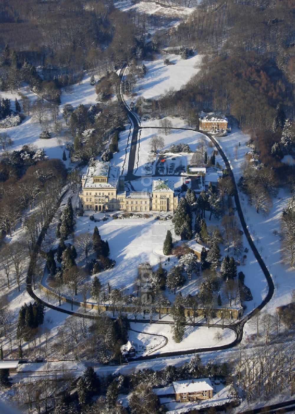 Aerial image Essen - Bredeney - Winterlich verschneiter Park der Villa Hügel. Die Villa Hügel im Essener Stadtteil Bredeney gelegen. Das Anwesen wurde 1873 von Alfred Krupp errichtet und ist das ehemalige Wohn- und Repräsentationshaus der Industriellenfamilie Krupp. Die Villa hat 269 Räume, 8100 m² Wohn- und Nutzfläche und liegt in einem 28 Hektar großen Park an prominenter Stelle über dem Ruhrtal und dem Baldeneysee. Snow-covered park areal of Villa Hügel in Essen.