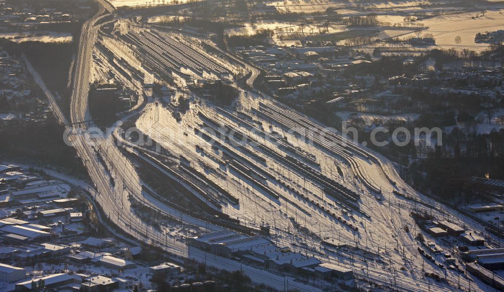 Aerial image Hamm - Blick auf den winterlich verschneiten Rangier- und Güterbahnhof in Hamm, Nordrhein-Westfalen. Der ehemals größte Güterbahnhof Europas ist heute teilweise stillgelegt. View of the wintry, snowy marshaling yard and freight station in Hamm, North Rhine-Westphalia. The former largest freight railway station in Europe is now partially closed.