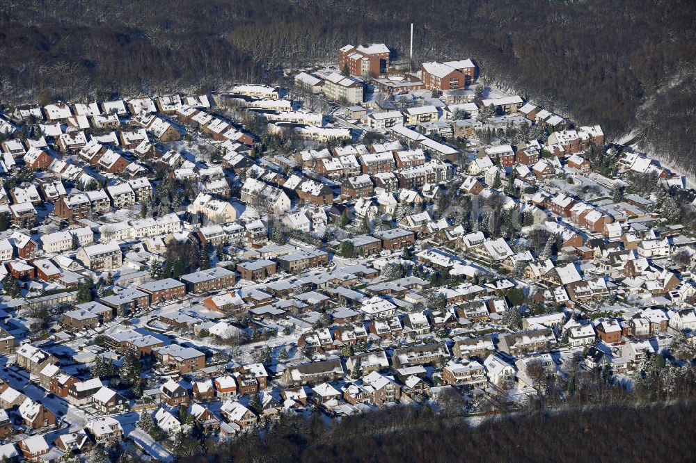 Bottrop from above - Blick auf den winterlich verschneiten Stadtteil Fuhlenbrock in Bottrop, Nordrhein-Westfalen. Fuhlenbrock ist einer von 17 Stadtteilen Bottrops. Die Bezeichnung wird auf das Mittelalter zurück geführt. Damals wurde es, auf Grund der schlechten Bodenqualität, als Fauler Bruch bezeichnet. View of the snowy, wintry district Fuhlenbrock in Bottrop, North Rhine-Westphalia. Fuhlenbrock is one of 17 districts in Bottrop. The name is based of the poor soil quality in the Middle Ages and was called Fauler Bruch.