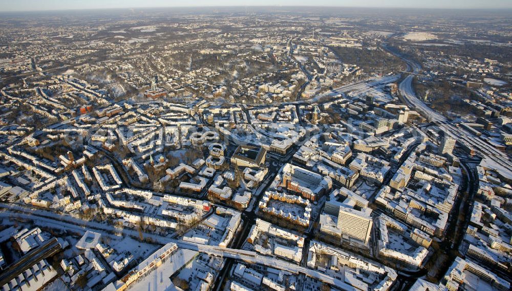 Bochum from the bird's eye view: Blick auf den winterlich verschneiten Westring in Bochum, Nordrhein- Westfalen. View of the wintry snow-covered West Ring in Bochum, North Rhine-Westphalia.