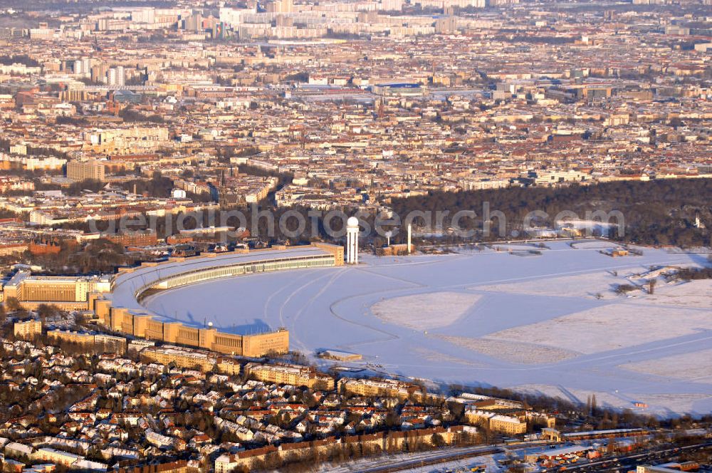 Berlin from above - Blick auf winterlich verschneites Areal des stillgelegten Flughafen Berlin - Tempelhof.