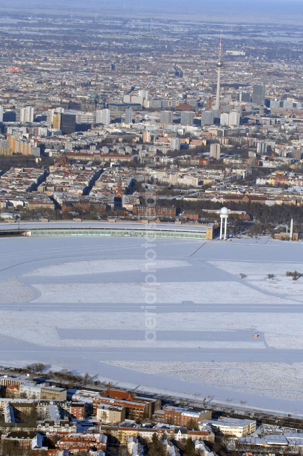 Aerial image Berlin - Blick auf winterlich verschneites Areal des stillgelegten Flughafen Berlin - Tempelhof.