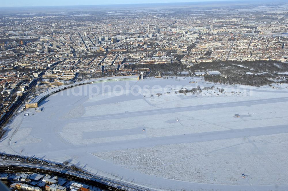 Aerial photograph Berlin - Blick auf winterlich verschneites Areal des stillgelegten Flughafen Berlin - Tempelhof.