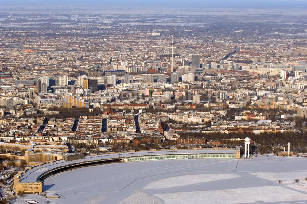 Berlin from above - Blick auf winterlich verschneites Areal des stillgelegten Flughafen Berlin - Tempelhof.