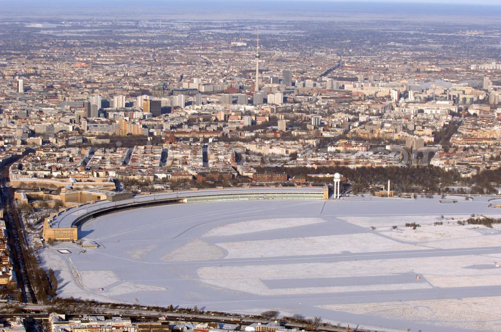 Berlin from the bird's eye view: Blick auf winterlich verschneites Areal des stillgelegten Flughafen Berlin - Tempelhof.