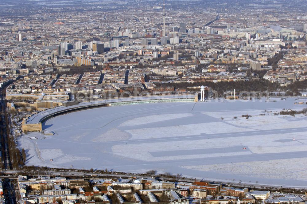 Aerial image Berlin - Blick auf winterlich verschneites Areal des stillgelegten Flughafen Berlin - Tempelhof.