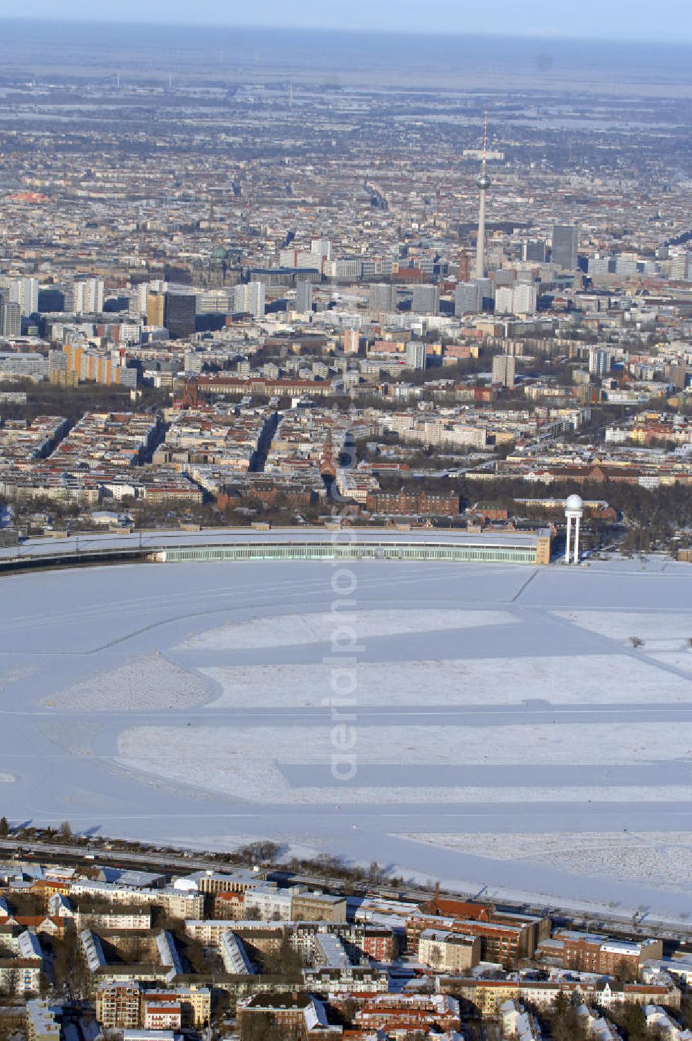 Aerial photograph Berlin - Blick auf winterlich verschneites Areal des stillgelegten Flughafen Berlin - Tempelhof.