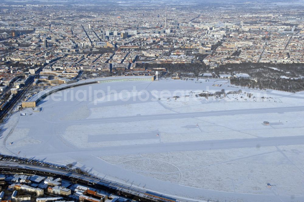 Berlin from above - Blick auf winterlich verschneites Areal des stillgelegten Flughafen Berlin - Tempelhof.