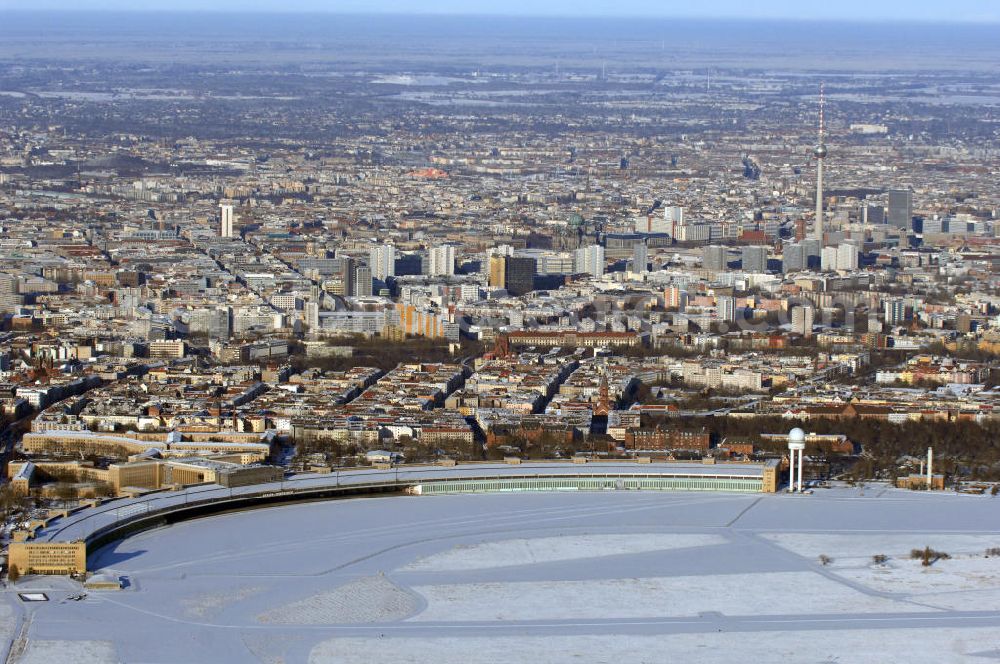 Berlin from the bird's eye view: Blick auf winterlich verschneites Areal des stillgelegten Flughafen Berlin - Tempelhof.