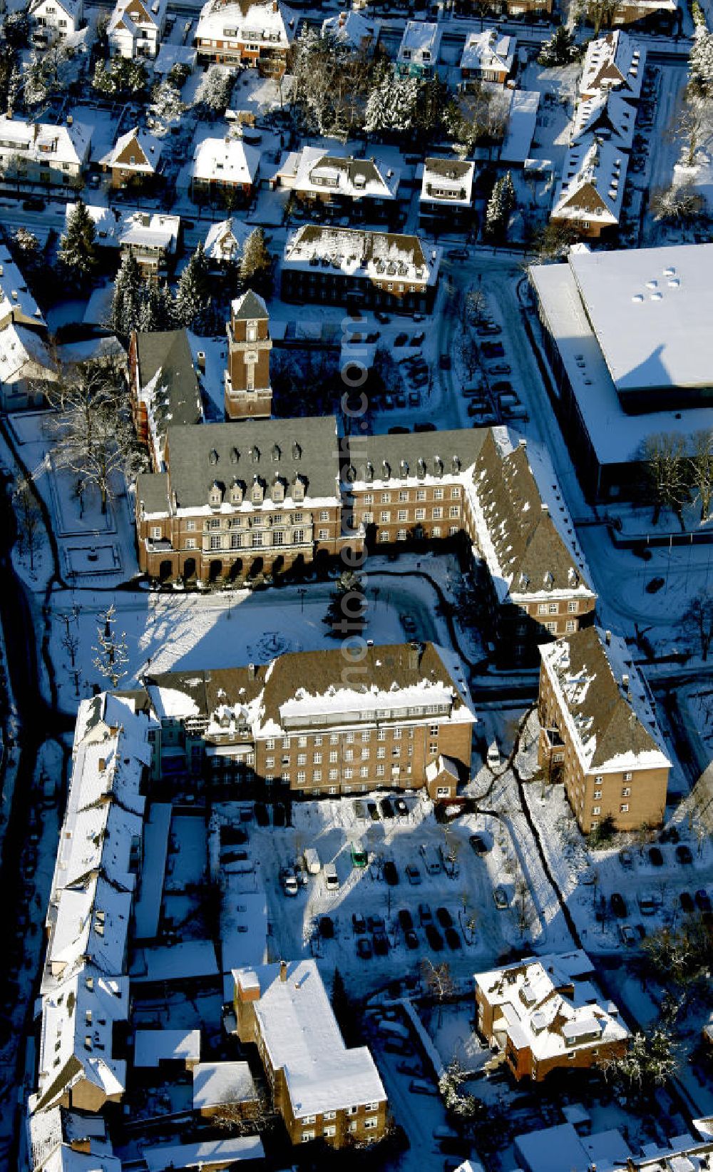 Aerial image Bottrop - Blick auf das winterlich verschneite Bottroper Rathaus in Nordrhein-Westfalen. Das Rathaus wurde zwischen 1914 und 1916, im Stil der Neoranaissance, erbaut. Ursprünglich bildeten das dreistöckige Rathaus und an dere Behörden das Behördenviertel. View of the snowy winter Bottrop City Hall in North Rhine-Westphalia. The town hall was built between 1914 and 1916, built in the style of Neoranaissance. Originally formed the three-story city hall and other authorities, the authorities neighbourhood.