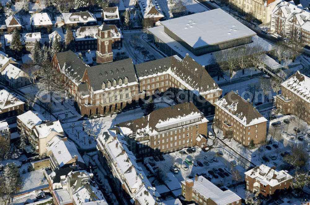 Aerial photograph Bottrop - Blick auf das winterlich verschneite Bottroper Rathaus in Nordrhein-Westfalen. Das Rathaus wurde zwischen 1914 und 1916, im Stil der Neoranaissance, erbaut. Ursprünglich bildeten das dreistöckige Rathaus und an dere Behörden das Behördenviertel. View of the snowy winter Bottrop City Hall in North Rhine-Westphalia. The town hall was built between 1914 and 1916, built in the style of Neoranaissance. Originally formed the three-story city hall and other authorities, the authorities neighbourhood.