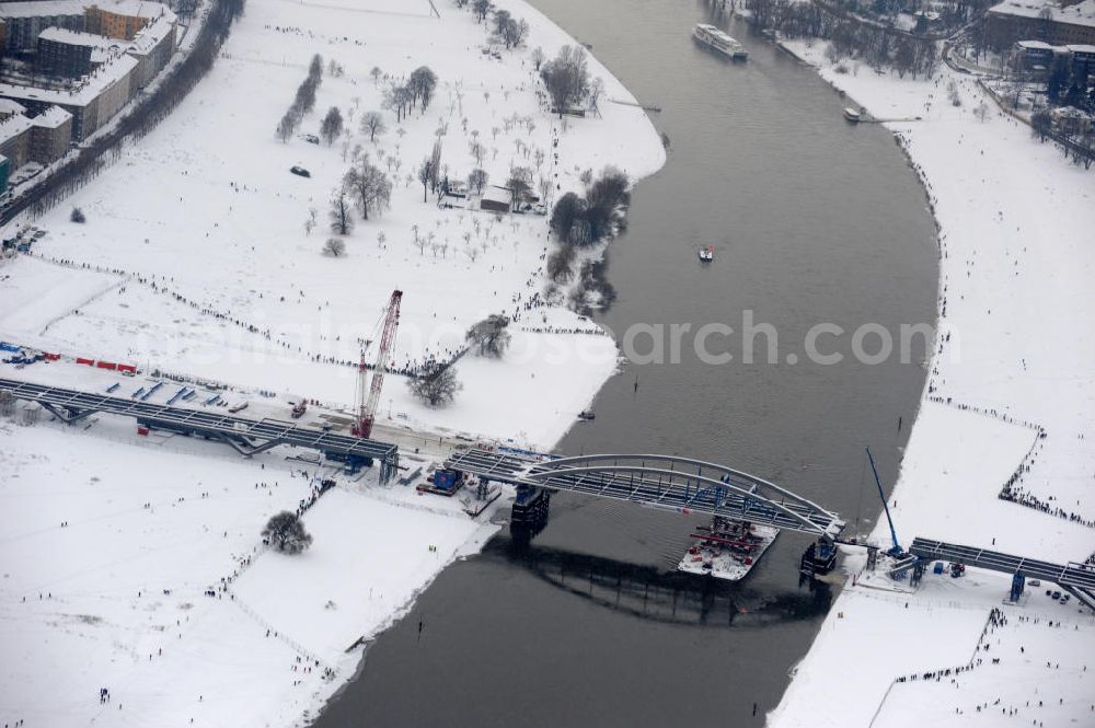 Aerial image Dresden - Winterlich verschneites Einschwimmen der Waldschlösschenbrücke in Dresden über die Elbe mit den Stahlträgern der belgischen Firma Victor Buyck Steel Constructions nach Vorgaben des Büros AWB Architekten Architekturbüro Bauer BDA und Bauleistungen der EUROVIA Beton GmbH. View the construction site of Waldschlösschen bridge over the Elbe in Dresden / Saxony.