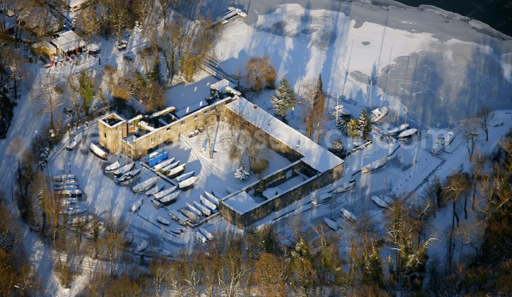 Essen from above - Blick auf das Haus Scheppen am Ufer des Baldeneysees in Essen. Die mittelalterliche Ruine wurde erstmals 1344 urkundlich erwähnt. Die übrig gebliebenen Reste der Burganlage stehen heute unter Denkmalschutz. View of the house Scheppen on the banks of Baldeneysee in Essen. The medieval ruin was first documented in 1344. The remaining remnants of the castle are now listed.