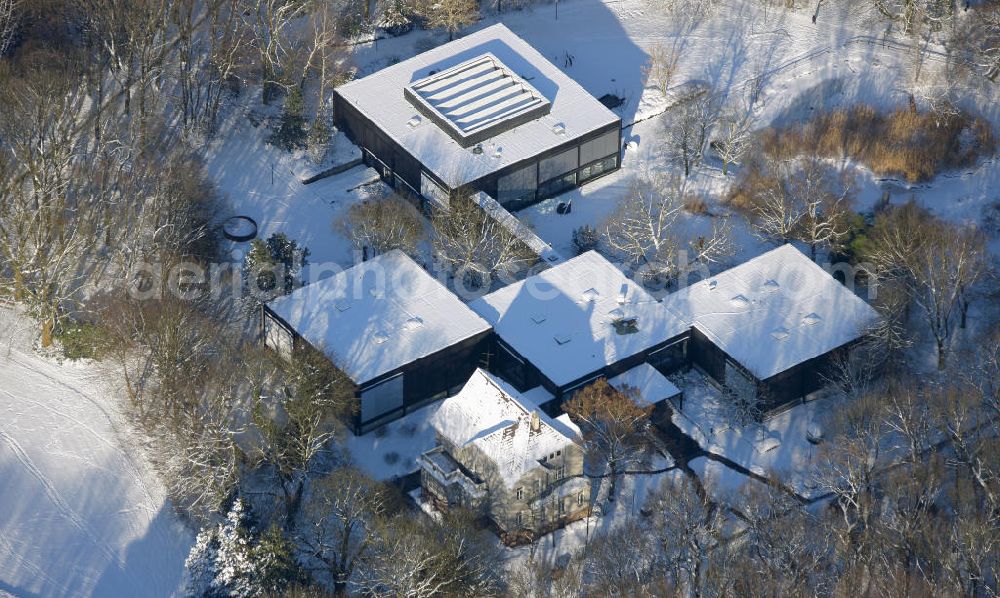 Bottrop from the bird's eye view: Blick auf das winterlich verschneite Museumszentrum Quadrat in Bottrop, Nordrhein-Westfalen. Das Museum, welches zuerst als Heimatmuseum fungierte, wurde um die Sammlung des Bottroper Künstlers Josef Albers erweitert. Das quadratisch konzipierte Gebäude wurde zu Josef Albers Ehren gebaut und trägt heute den Namen Josef Albers Museum Quadrat. View of the snowy winter museum center square in Bottrop, North Rhine-Westphalia. The museum, which was at first a local museum, was added to the collection of the artist Josef Albers Bottrop. The square-designed building was built in honor of Josef Albers and now bears the name Josef Albers Museum Quadrat .