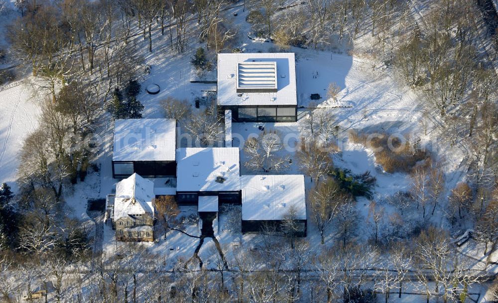 Aerial image Bottrop - Blick auf das winterlich verschneite Museumszentrum Quadrat in Bottrop, Nordrhein-Westfalen. Das Museum, welches zuerst als Heimatmuseum fungierte, wurde um die Sammlung des Bottroper Künstlers Josef Albers erweitert. Das quadratisch konzipierte Gebäude wurde zu Josef Albers Ehren gebaut und trägt heute den Namen Josef Albers Museum Quadrat. View of the snowy winter museum center square in Bottrop, North Rhine-Westphalia. The museum, which was at first a local museum, was added to the collection of the artist Josef Albers Bottrop. The square-designed building was built in honor of Josef Albers and now bears the name Josef Albers Museum Quadrat .