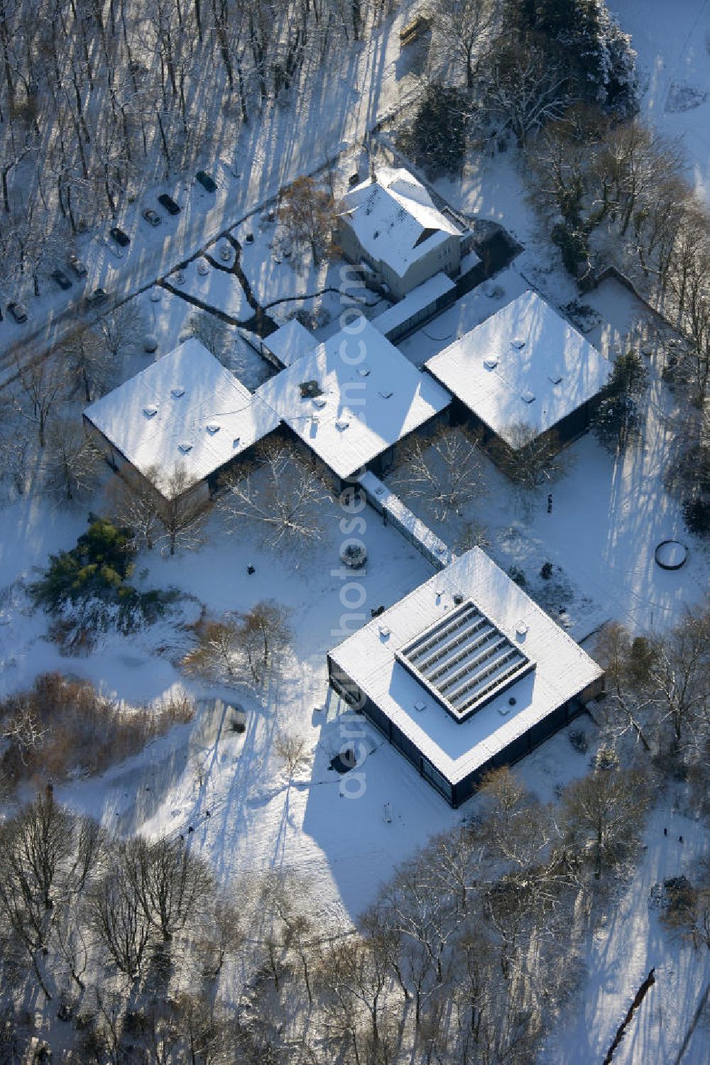 Aerial photograph Bottrop - Blick auf das winterlich verschneite Museumszentrum Quadrat in Bottrop, Nordrhein-Westfalen. Das Museum, welches zuerst als Heimatmuseum fungierte, wurde um die Sammlung des Bottroper Künstlers Josef Albers erweitert. Das quadratisch konzipierte Gebäude wurde zu Josef Albers Ehren gebaut und trägt heute den Namen Josef Albers Museum Quadrat. View of the snowy winter museum center square in Bottrop, North Rhine-Westphalia. The museum, which was at first a local museum, was added to the collection of the artist Josef Albers Bottrop. The square-designed building was built in honor of Josef Albers and now bears the name Josef Albers Museum Quadrat .