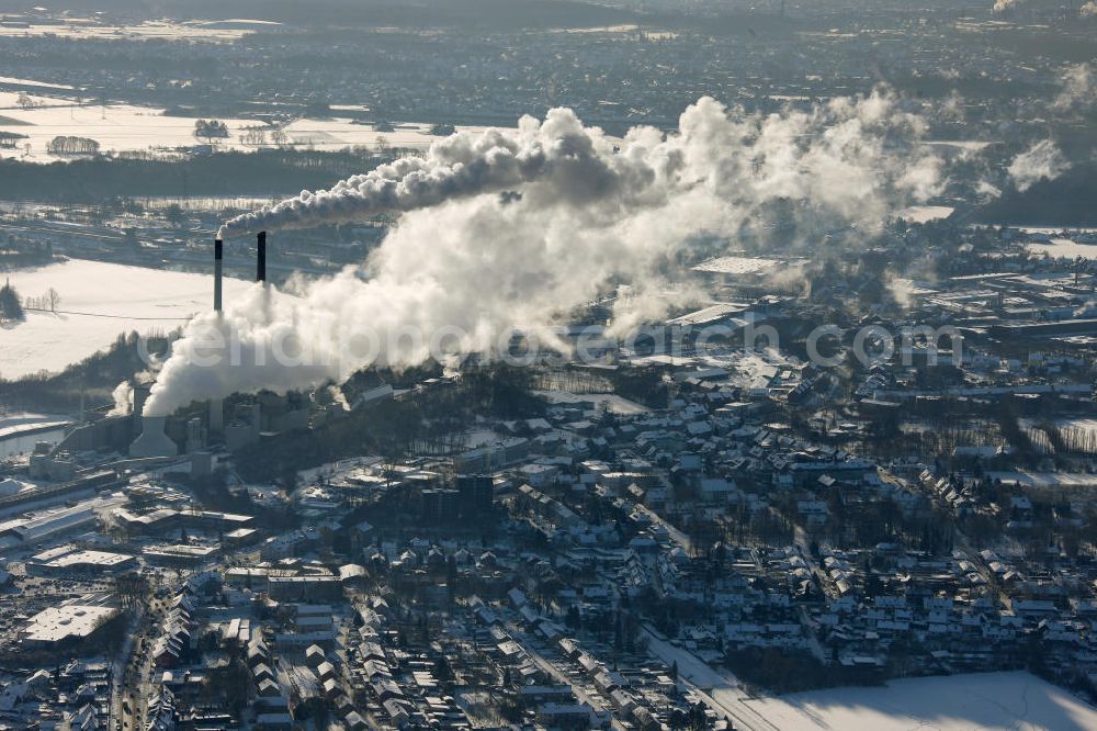 Datteln from the bird's eye view: Blick auf das winterlich verschneite Steinkohlekraftwerk Datteln der E.ON Kraftwerke GmbH in Datteln, Nordrhein-Westfalen. Das Kraftwerk liegt am Dortmund-Ems-Kanal. Die beiden Kamine haben eine Höhe von 165 Metern und es dient sowohl der Erzeugung von Bahnstrom als auch von Fernwärme. View of the snowy winter coal power plant Datteln of E.ON Kraftwerke GmbH. The power plant is located on the Dortmund-Ems Canal. The two chimneys have a height of 165 meters and it is used to generate traction power and district heating.