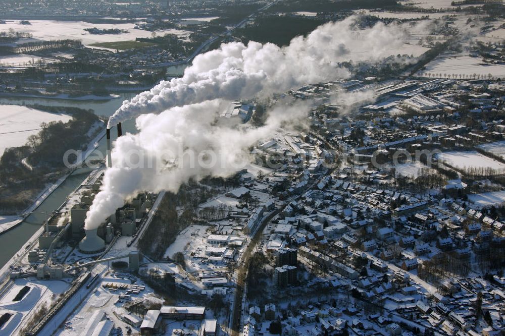 Aerial image Datteln - Blick auf das winterlich verschneite Steinkohlekraftwerk Datteln der E.ON Kraftwerke GmbH in Datteln, Nordrhein-Westfalen. Das Kraftwerk liegt am Dortmund-Ems-Kanal. Die beiden Kamine haben eine Höhe von 165 Metern und es dient sowohl der Erzeugung von Bahnstrom als auch von Fernwärme. View of the snowy winter coal power plant Datteln of E.ON Kraftwerke GmbH. The power plant is located on the Dortmund-Ems Canal. The two chimneys have a height of 165 meters and it is used to generate traction power and district heating.