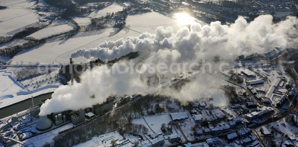 Aerial photograph Datteln - Blick auf das winterlich verschneite Steinkohlekraftwerk Datteln der E.ON Kraftwerke GmbH in Datteln, Nordrhein-Westfalen. Das Kraftwerk liegt am Dortmund-Ems-Kanal. Die beiden Kamine haben eine Höhe von 165 Metern und es dient sowohl der Erzeugung von Bahnstrom als auch von Fernwärme. View of the snowy winter coal power plant Datteln of E.ON Kraftwerke GmbH. The power plant is located on the Dortmund-Ems Canal. The two chimneys have a height of 165 meters and it is used to generate traction power and district heating.