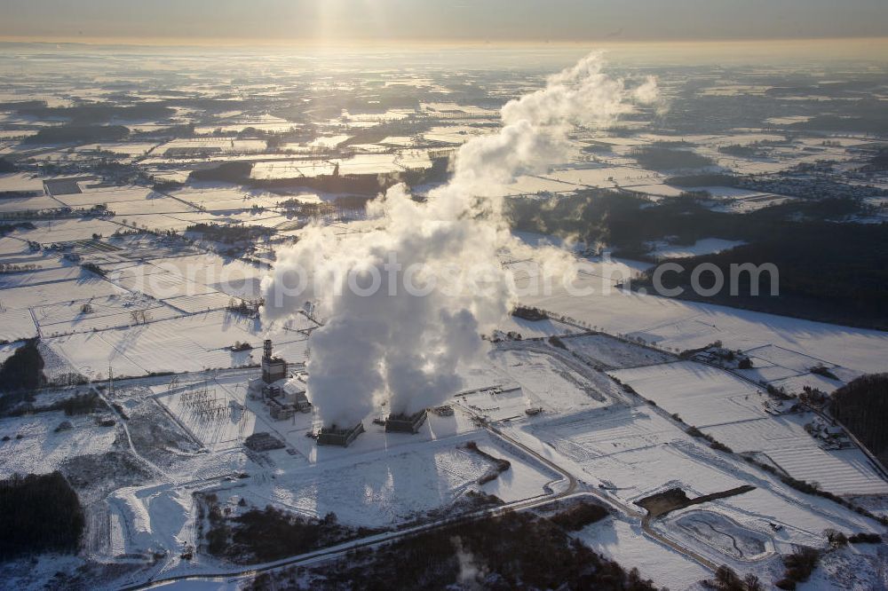 Hamm from above - Blick auf das winterlich verschneite Trianel Gas- und Dampfkraftwerk in Hamm, Nordrhein-Westfalen. Um gemeinsam die Stromversorgung und ihre Unabhängigkeit zu sichern, haben sich 28 Stadtwerke und regionale Energieversorger zusammen getan und erbauten dieses Kraftwerk. View of the snowy winter Trianel gas and steam power plant in Hamm, North Rhine-Westphalia. 28 municipal utilities and regional energy provider cooperated and built the power plant to save there independence and power supply.