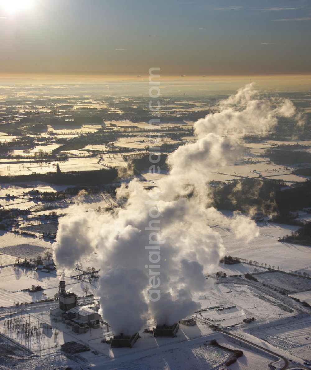 Hamm from the bird's eye view: Blick auf das winterlich verschneite Trianel Gas- und Dampfkraftwerk in Hamm, Nordrhein-Westfalen. Um gemeinsam die Stromversorgung und ihre Unabhängigkeit zu sichern, haben sich 28 Stadtwerke und regionale Energieversorger zusammen getan und erbauten dieses Kraftwerk. View of the snowy winter Trianel gas and steam power plant in Hamm, North Rhine-Westphalia. 28 municipal utilities and regional energy provider cooperated and built the power plant to save there independence and power supply.