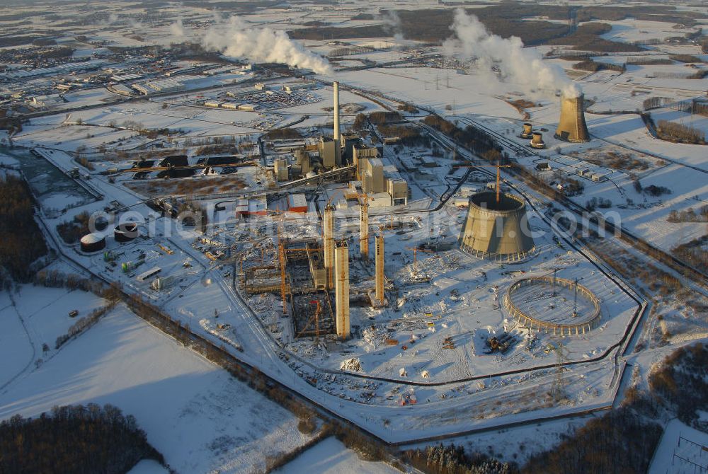 Aerial photograph Hamm - Blick auf das winterlich verschneite Trianel Gas- und Dampfkraftwerk in Hamm, Nordrhein-Westfalen. Um gemeinsam die Stromversorgung und ihre Unabhängigkeit zu sichern, haben sich 28 Stadtwerke und regionale Energieversorger zusammen getan und erbauten dieses Kraftwerk. View of the snowy winter Trianel gas and steam power plant in Hamm, North Rhine-Westphalia. 28 municipal utilities and regional energy provider cooperated and built the power plant to save there independence and power supply.