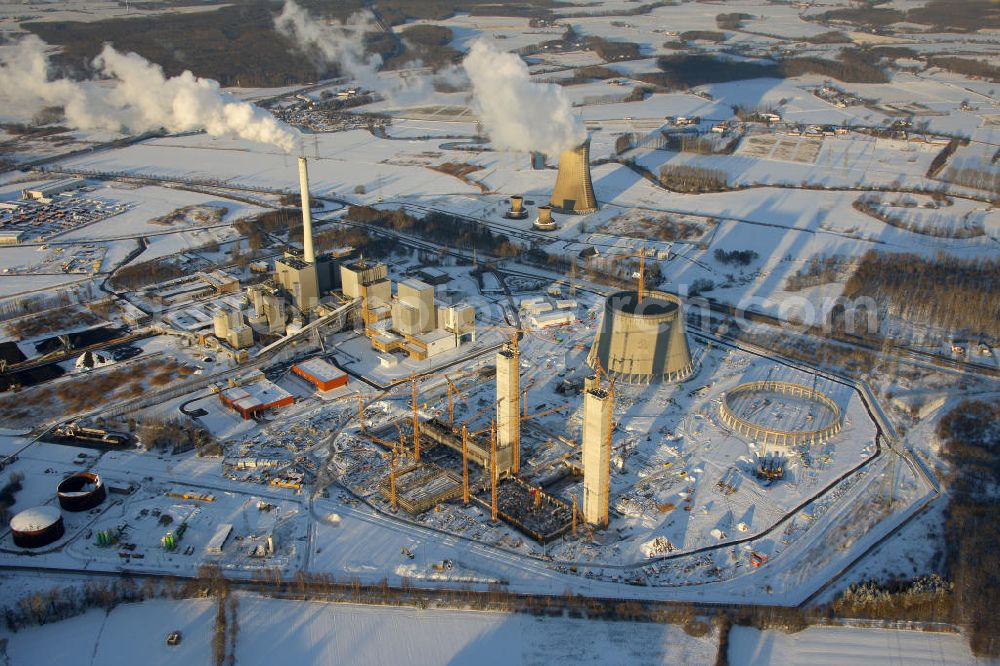 Hamm from the bird's eye view: Blick auf das winterlich verschneite Trianel Gas- und Dampfkraftwerk in Hamm, Nordrhein-Westfalen. Um gemeinsam die Stromversorgung und ihre Unabhängigkeit zu sichern, haben sich 28 Stadtwerke und regionale Energieversorger zusammen getan und erbauten dieses Kraftwerk. View of the snowy winter Trianel gas and steam power plant in Hamm, North Rhine-Westphalia. 28 municipal utilities and regional energy provider cooperated and built the power plant to save there independence and power supply.