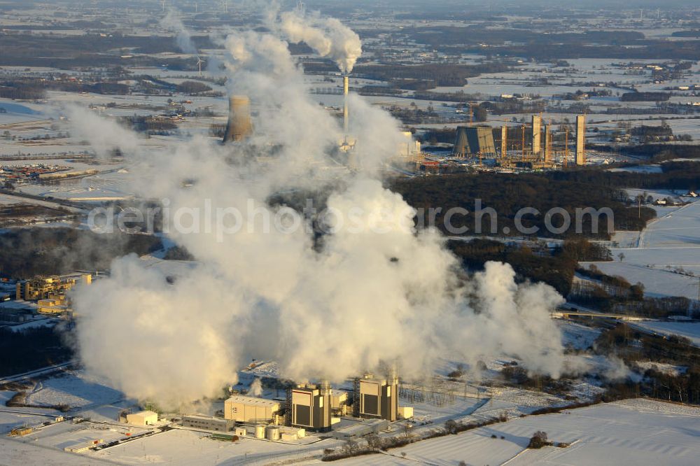 Aerial image Hamm - Blick auf das winterlich verschneite Trianel Gas- und Dampfkraftwerk in Hamm, Nordrhein-Westfalen. Um gemeinsam die Stromversorgung und ihre Unabhängigkeit zu sichern, haben sich 28 Stadtwerke und regionale Energieversorger zusammen getan und erbauten dieses Kraftwerk. View of the snowy winter Trianel gas and steam power plant in Hamm, North Rhine-Westphalia. 28 municipal utilities and regional energy provider cooperated and built the power plant to save there independence and power supply.