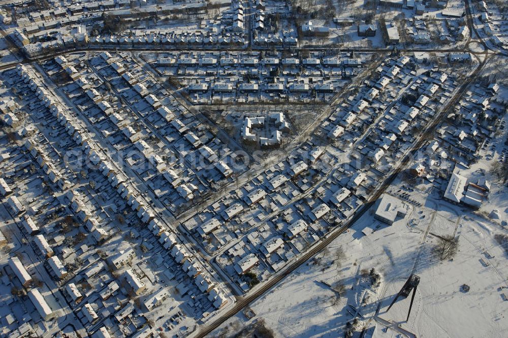 Recklinghausen from above - Blick auf die winterliche Dreieck-Siedlung Hochlarmark in Recklinghausen; Nordrhein-Westfalen. Die Siedlung erhielt ihren Namen durch die ungewöhnliche Anordnung der umliegenden Straßen. View of the winter triangle settlement Hochlarmark in Recklinghausen, Nordrhein-Westfalen. The settlement got its name from the unusual arrangement of the surrounding streets.