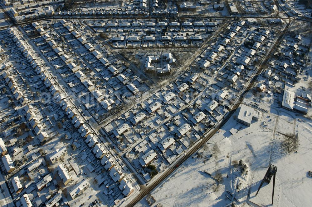 Recklinghausen from the bird's eye view: Blick auf die winterliche Dreieck-Siedlung Hochlarmark in Recklinghausen; Nordrhein-Westfalen. Die Siedlung erhielt ihren Namen durch die ungewöhnliche Anordnung der umliegenden Straßen. View of the winter triangle settlement Hochlarmark in Recklinghausen, Nordrhein-Westfalen. The settlement got its name from the unusual arrangement of the surrounding streets.