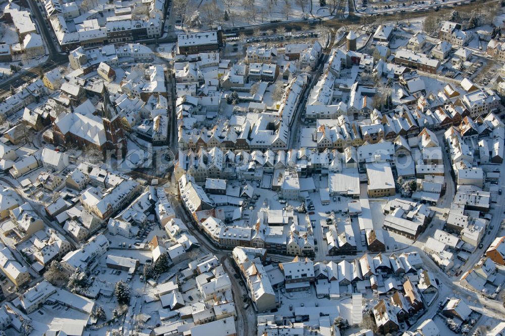 Haltern from the bird's eye view: Blick auf die winterliche Innenstadt von Haltern im nördlichen Ruhrgebiet. Die Stadt gehört zum Kreis Recklinghausen und untersteht dem Regierungsbezirk Münster. Ebenfalls im Bild die katholische Stadtkirche St.-Sixtus-Kirche. View of the wintry inner city of Haltern in the northern Ruhr area. The city belongs to the district of Recklinghausen, reporting to the government district of Münster. Also pictured is the Catholic church of St-Sixtus.