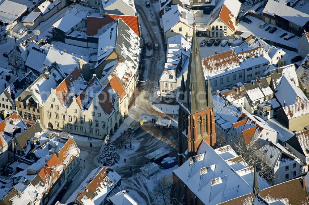 Haltern from the bird's eye view: Blick auf die winterliche Innenstadt von Haltern im nördlichen Ruhrgebiet. Die Stadt gehört zum Kreis Recklinghausen und untersteht dem Regierungsbezirk Münster. Die katholische Stadtkirche St.-Sixtus wurde im neugotischen Stil erbaut. Namensgeber ist St. Sixtus II. Papst im 3. Jahrhundert. View of the wintry inner city of Haltern in the northern Ruhr area. The city belongs to the district of Recklinghausen, reporting to the government district of Münster. The Catholic church of St-Sixtus was built in the Gothic Revival style. Eponym was Pope St. Sixtus II in the 3rd Century.