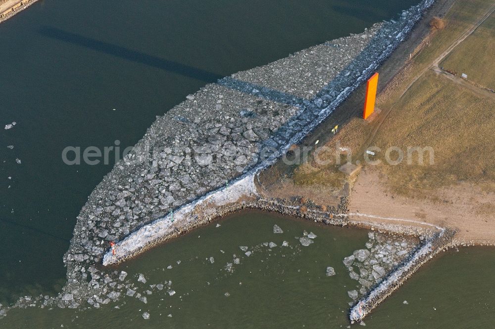 Duisburg from the bird's eye view: View of the winterly water mouth in Duisburg in the state North Rhine-Westphalia