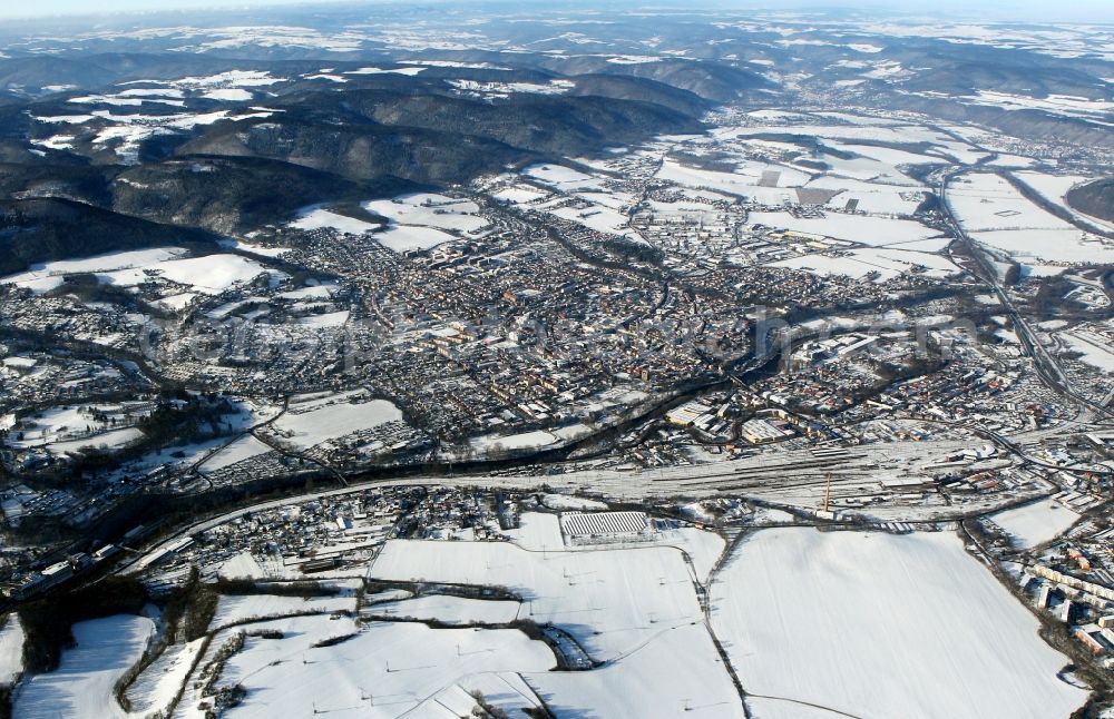 Aerial photograph Saalfeld/Saale - View of the snow-covered town of Saalfeld/Saale with the course of the river Saale in the state of Thuringia